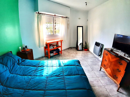 Casa En Venta En La Plata, 2 Dormitorios Y Galpón