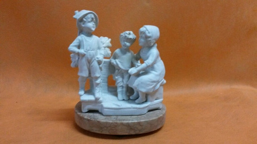 Figura En Porcelana Biscuit Base Mármol Cod 28679