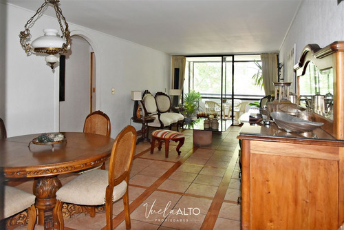 Departamento En Venta De 4 Dorm. En Las Condes / Metro Colon