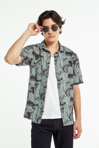 Camisa Manga Corta Verde Oscura Con Diseños Negros Y Cuello