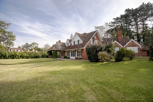 Excelente Casa De Cinco Dormitorios En Venta - Golf Punta Del Este