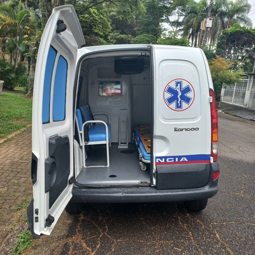 Imagem 2 de 8 de Kangoo Ambulancia 2016 Completo Financio Em 48 X