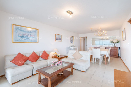 Imagen 6 de 30 de Venta De Apartamento De Tres Dormitorios Sobre Playa Brava Y A Pasos De Península - Punta Del Este Brava