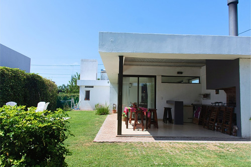 Casa En Planta Baja | 2 Dorm. | Pileta | Quincho | En Tejas 3