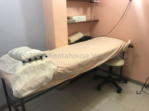 Casa Comercial Para Uso Médico Con Quirófano En Venta En Los Palos Grandes 25-20903 Cs