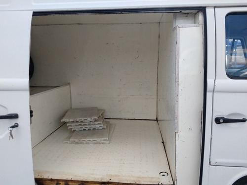 Imagem 7 de 15 de Volkswagen Kombi Furgão Isolada