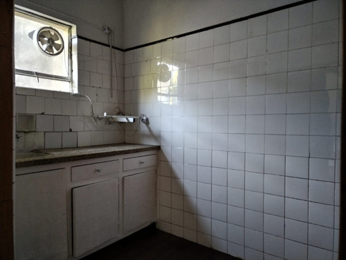Atención Inversionistas!!! 2 Apartamentos En Un Mismo Padron, 1, De 2 Dormitorios, Li./com, Coc. C/oficce Y Baño. Otro; Liv/com, 1 Dorm, Kitchenette, Baño Y Lindo Patio!!! Documentacion En Regla