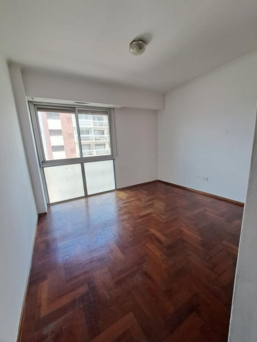 Departamento En Venta 2 Dormitorios Con Balcón. Centro. Sobre Vélez Sarfield