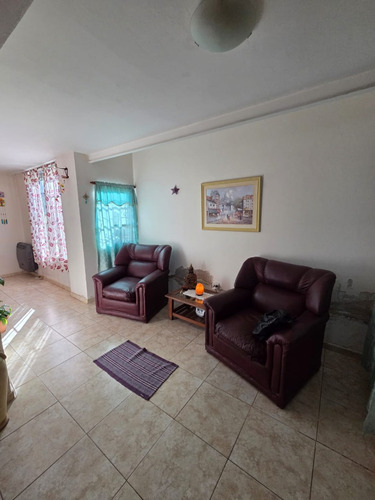 Se Vende Casa De Dos Dormitorios Barrio Las Flores