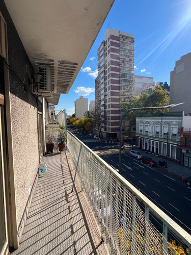 Departamento 3 Ambientes Muy Luminoso Y Amplios C/ Balcon Al Frente Y 2 Aire-acondicionado