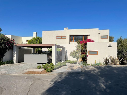 Moderna Y Mediterránea Casa Remodelada En  Piedra Roja 