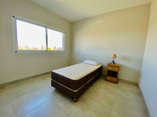 Imagen 14 de 28 de Excelente Casa De 3 Habitaciones, 2 Baños Y Toilette, 2 Plantas, Con Piscina, Sobre Lote Al Agua!!