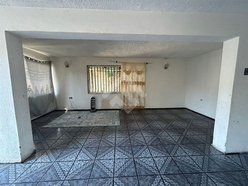 Casa En Venta De 5 Dorm. En La Cisterna