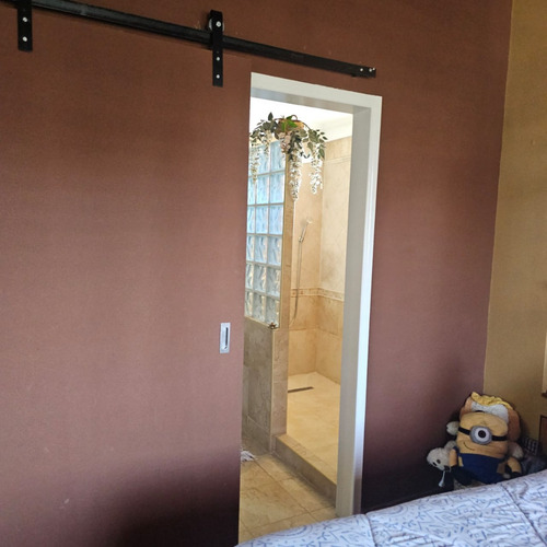 Excelente Chalet De 4 Amplios Ambientes Sobre Lote De 12,99 X 51, Con Garage Cubierto Para 3 Autos, Galeria Con Parrilla, Fondo Y Quincho. Excelente Estado. Nuevo Valor