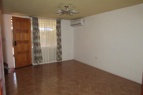 Se Vende Acogedora Casa, A Cuadras De La Municipalidad De Cu