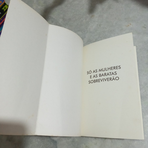 Livro: Só As Mulheres E As Baratas Sobreviverão - Claudia Tajes (Usado)