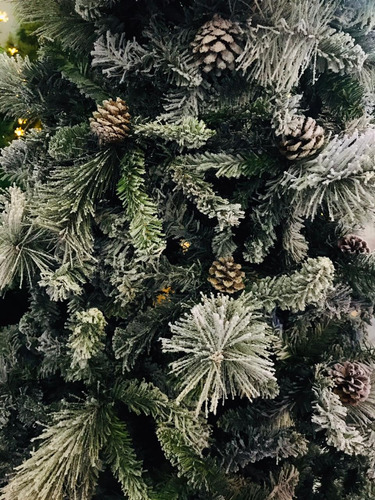 Árvore De Natal Nevada Luxo 2,40 Metros 1520 Galhos