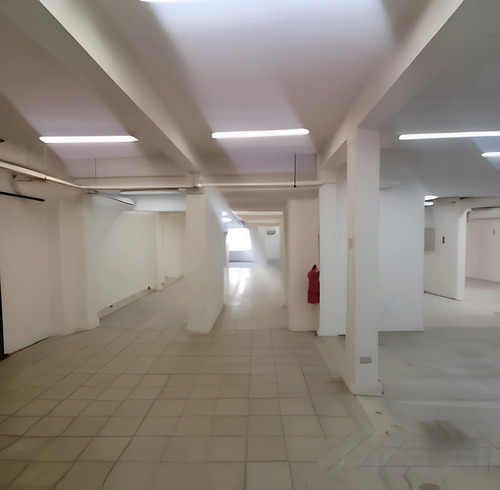 Amplísima Propiedad Bodega Y Oficinas En Planta Libre.