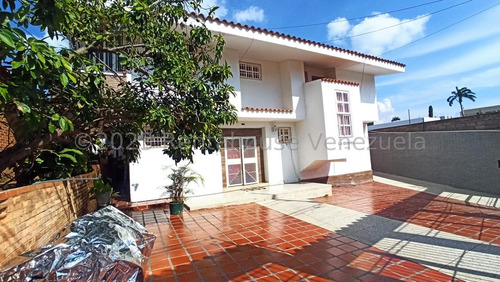 Casa En Venta Zona Este Barquisimeto, Amplias Habitaciones, Tanque, Cocina Equipada. Mls 24-10415 Dh