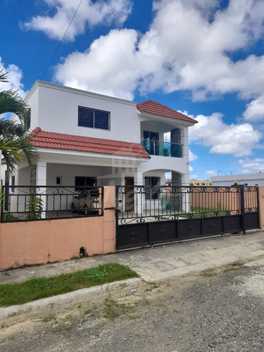 Imagen 2 de 20 de Casa De 2 Niveles Con Amplio Patio En Llanos De Gurabo (jpc-215)
