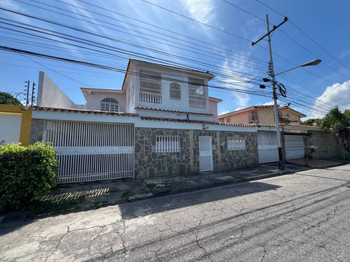 Casa Con Piscina Urbanización Andrés Bello Maracay