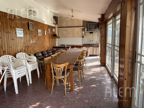 Casa En Venta Moron - 5 Ambientes - Pileta, Quincho, Parque Y 2 Coch