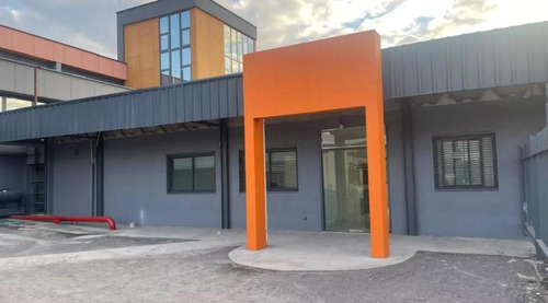 Oficinas De 1.200 M2 En Predio Cerrado.