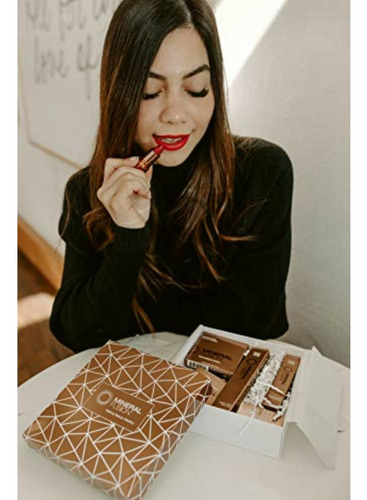 Batom com acabamento de veludo Ruby Mineral Fusion para mulheres 0,13 cores de cranberry