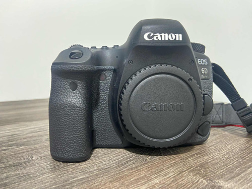 Canon 6d Mark Ii (cuerpo, Cargador Y Kit De Limpieza)