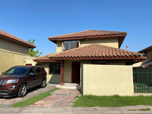 Casa En Venta De 4 Dorm./3 Baños/pieza Y Baño De Servicio