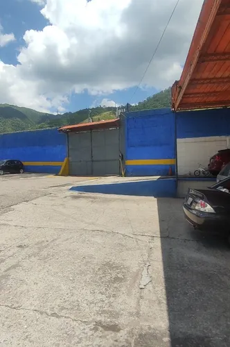 Gran Estacionamiento Para Más De 350 Carros. 3800m2 Incluye Una Casa De Dos Plantas