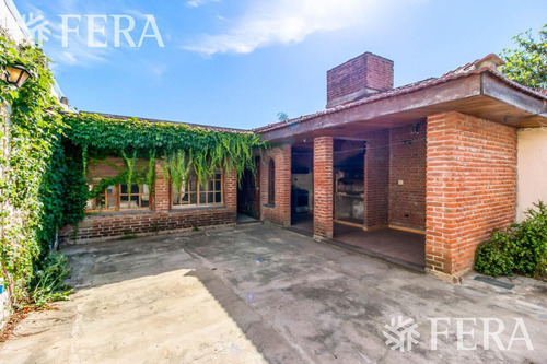 Imagen 1 de 21 de Venta De Casa De 3 Ambientes Con Cochera, Patio Y Quincho Con Parrilla (27504)