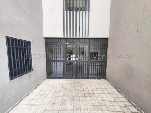Apartamento En Venta En Los Chaguaramos. Yr242162. Apartamento 4hab 3 Baños, Maletero, Tanque De Agua; Muy Ventilado E Iluminado, Con Vista De 200 Grados Al Avila Y Panorámica De La Ciudad.