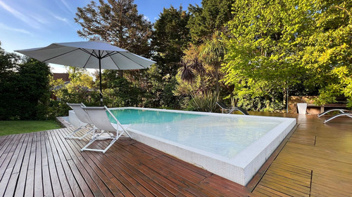 Pinamar Centro Exclusiva Casa 6 Ambientes C/piscina, Quincho, Parque, Parrilla. Inmejorable Por Su Ubicación Y Su Diseño Atemporal.