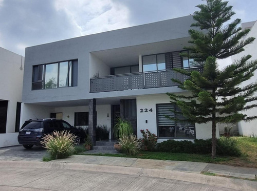 Casa En Venta Con 5 Recámaras Con Baño, En Sierra Nogal