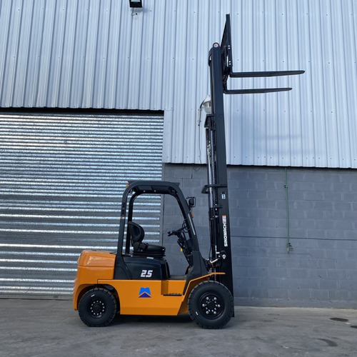 Autoelevador 2500kg 2.5 Toneladas Triple Torre 4.5m