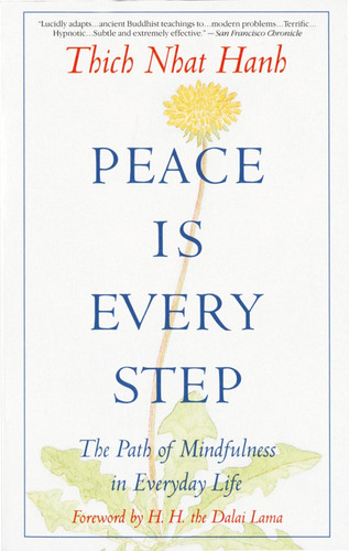 Peace Is Every Step: The Path Of Mindfulness In Everyday Life, De Thich Nhat Hanh. Editorial Bantam, Tapa Blanda En Inglés