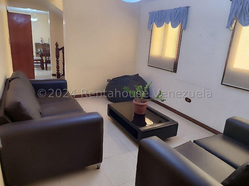 Maria Elena Latouche Te Ofrece En Alquiler Casa Quinta.cuenta Con Planta Electrica Y Excelente Ubicacion. Mels 25-464