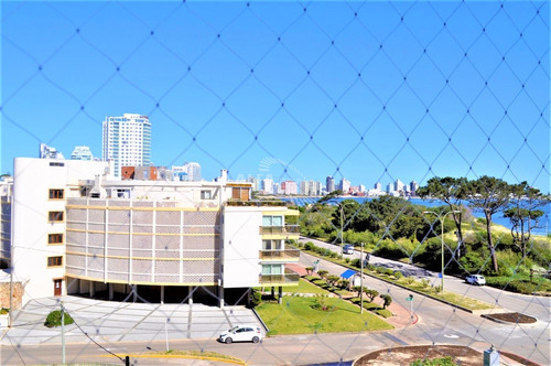 Apartamento Frente Al Mar En Playa Mansa, Punta Del Este, Venta Y Alquiler Temporal