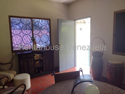 Bella Casa De 2 Pisos ,bien Distribuida En Venta Ubicada En Las Acacias 25-16813