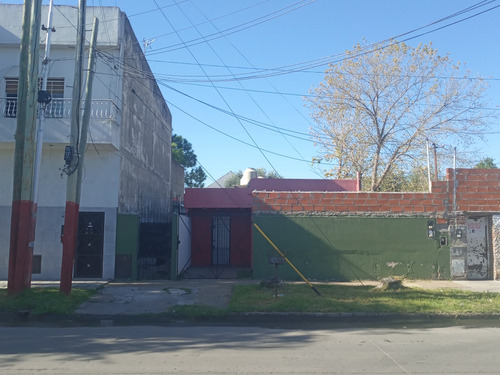 Lote: Casa Al Frente Y 2 Dptos Atras