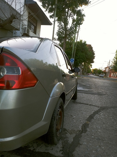 Imagen 8 de 10 de Ford Fiesta Max 2005 1.6 Max Amb Plus