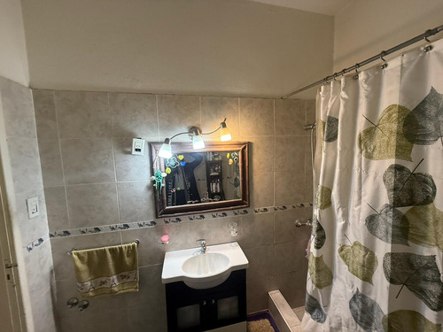 Casa En Reciclado Con Múltiples Ambientes Y Potencial En Ramos Mejía A La Venta