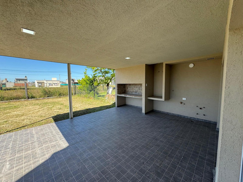 Casa En Venta 3 Dormitorios Ecopueblo Alvear