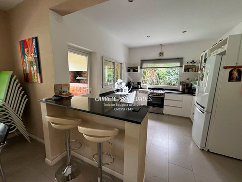 Casa En Venta Los Jazmines De 3 Dormitorios Y Dependencia. Pilar Del Este.