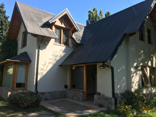 Excelente Casa En Barrio Chapelco
