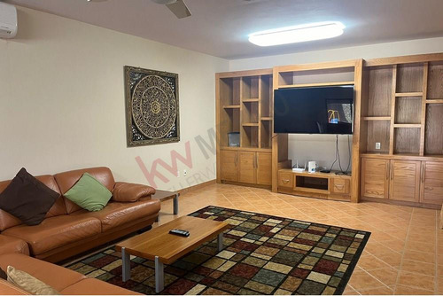 Espectacular Casa En Venta En San Isidro, Con Un Enorme Jardin Y Alberca.