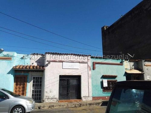 Abc Vende Casa Para Remodelar Con Local Comercial Con Santa María Y Reja Protectora Ubicada En Una Zona Céntrica,  San  Blas  Valencia