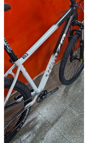 Bicicleta Venzo Stinger Mtb R29 Monoplato 10 Vel Shimano Negro/blanco S