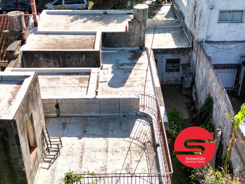 Casa A Reciclar En Zona Comercial De Fisherton, Con Potencial Para Construir Pb 2 Pisos